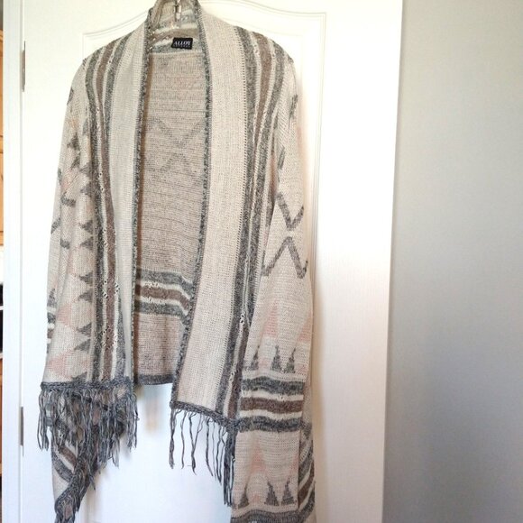 ALLOY - Lightweight Woven fringe wrap, Southwest style. O/S - Picture 3 of 6